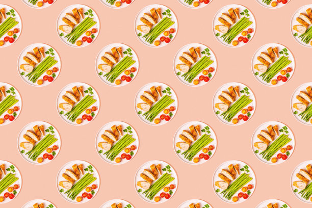 烤鸡胸肉配芦笋和番茄图片下载