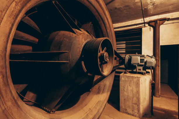 废弃工厂里的涡轮机图片下载