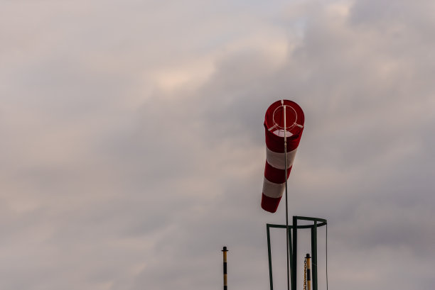 屋顶上的风指示器。图片下载