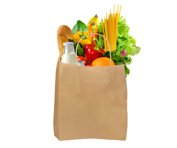 白色背景上装满各种杂货的纸袋图片下载