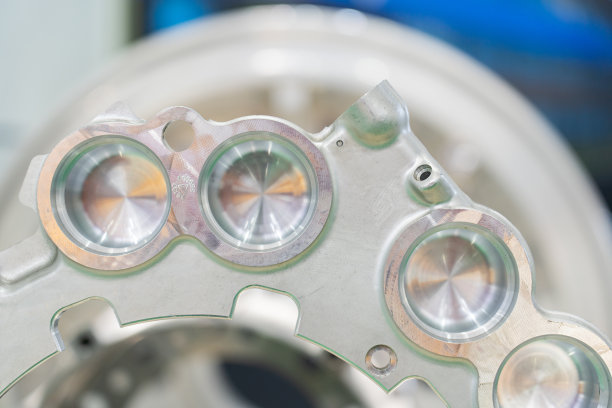 汽车发动机罩图片下载