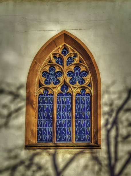 哥特式设计的教堂外墙窗户。图片下载