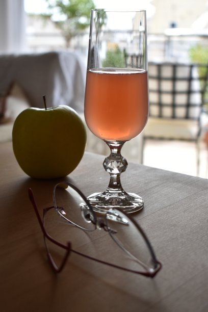 戴着眼镜的静物画图片下载