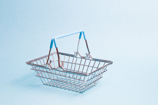 浅蓝色背景上的小玩具篮，复制空间，购物概念图片下载