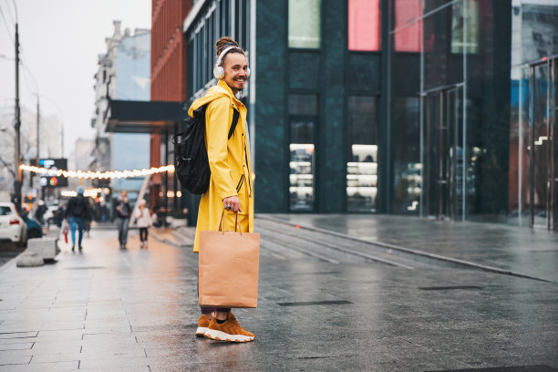 快乐的潮男在市中心购物图片下载