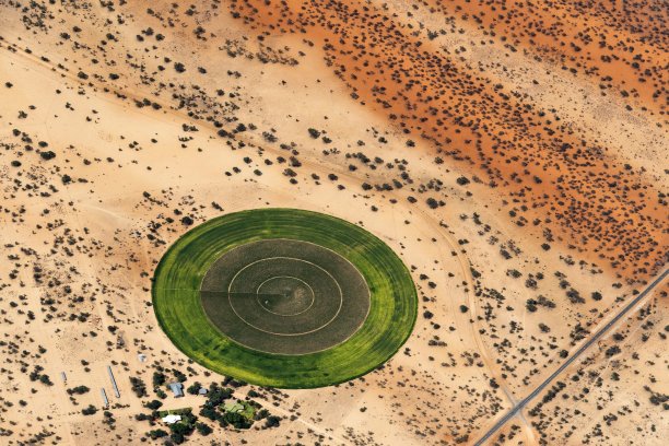 沙漠中田地的灌溉图片下载