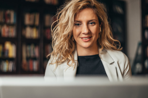 女商人在办公室工作时使用笔记本电脑图片下载