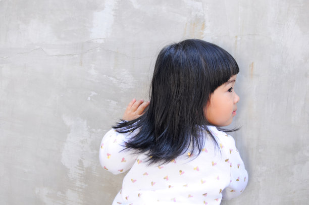 亚洲小孩在玩捉迷藏图片下载