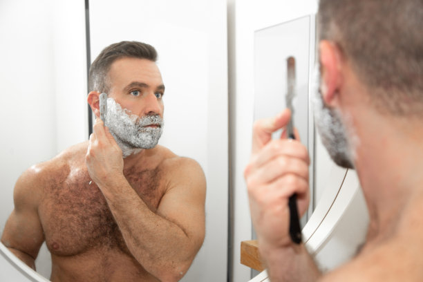 男子剃须图片下载