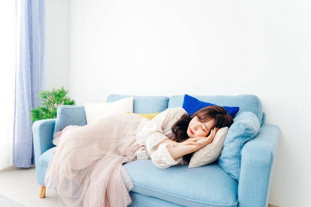 一个年轻女人在沙发上打盹图片下载