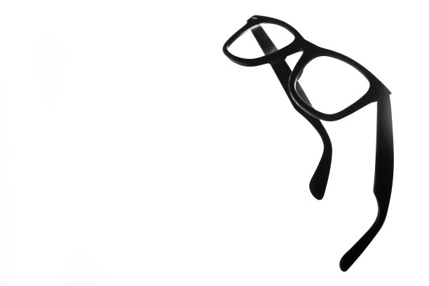 斜角度拍摄的单色眼镜。图片下载
