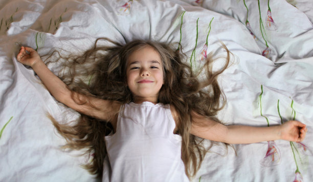 俯视图的快乐可爱的苏醒的女孩图片下载