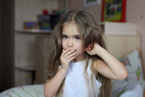 美丽的长发少女，该睡觉了图片下载