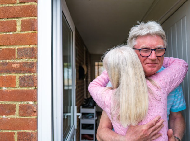 大四学生第一次拥抱图片下载