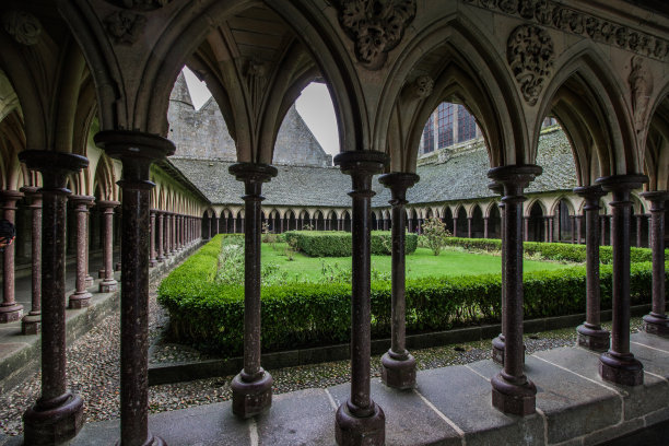 修道院回廊的柱廊，内庭院和花园图片下载