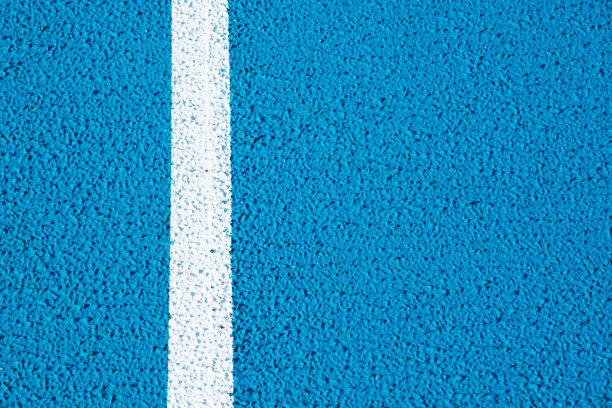 近距离观察运动场跑道上的白线。图片下载