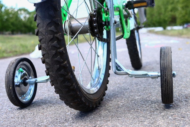 带安全轮的儿童自行车。后轮特写图片下载
