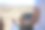 男人喝着啤酒，在海滩上用笔记本电脑工作图片下载