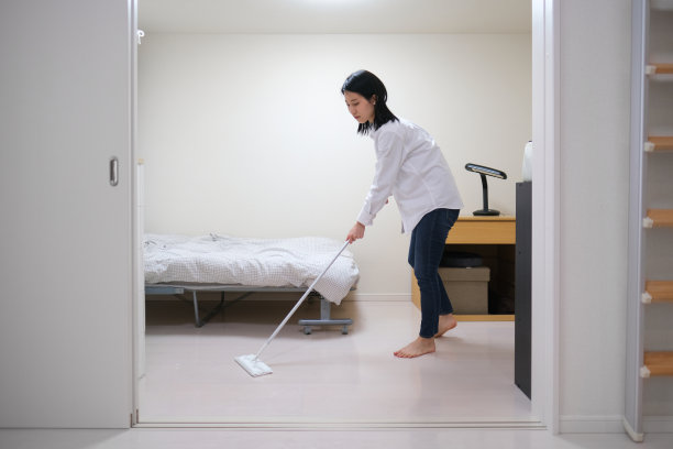 女人擦地板图片下载
