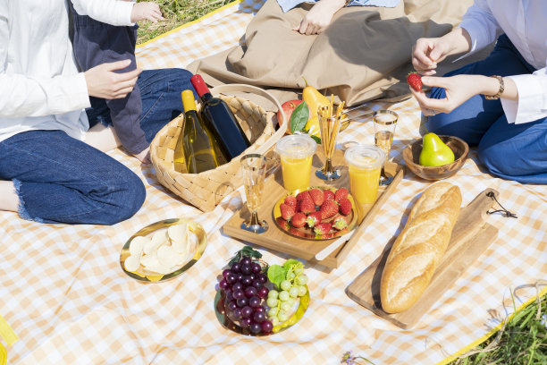 人们享受户外野餐图片下载