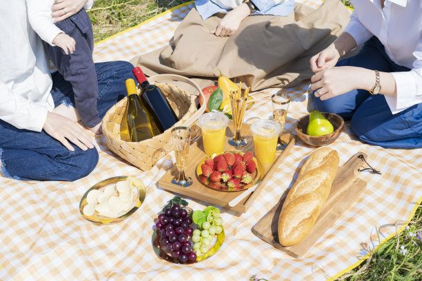 人们享受户外野餐图片下载