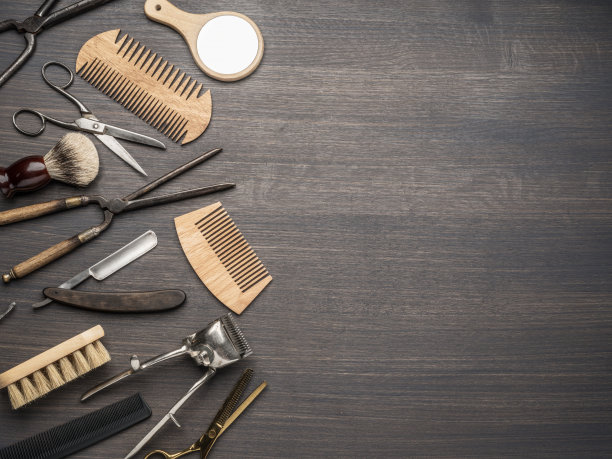 木制背景上的经典美容美发工具。图片下载