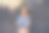 微笑的女人与交叉的胳膊肖像图片下载