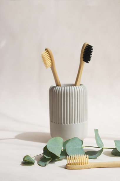 环保竹制牙刷浅米色背景特写。口腔卫生和零浪费理念。早晨例行公事。有选择性的重点图片下载