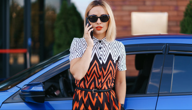 在车旁边打电话的漂亮女人图片下载