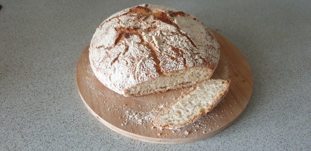 家里烤制的新鲜面包图片下载