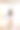 一位黑发长发、身穿白色特大号t恤的年轻女子站在窗前，手里拿着一杯红酒，望着远处的城市。全长垂直照片从背后图片下载