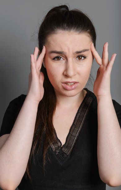 25岁的年轻女子抱着她的头，女孩头疼图片下载