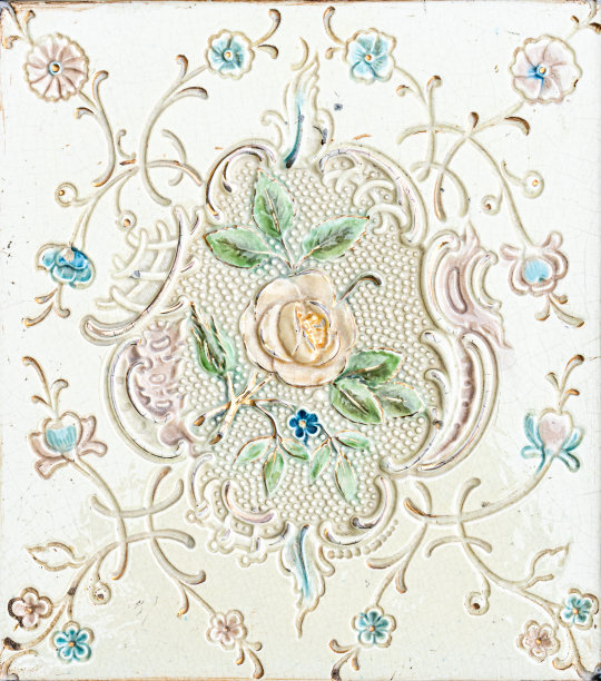 带有花卉元素的瓷砖火炉的装饰碎片。图片下载