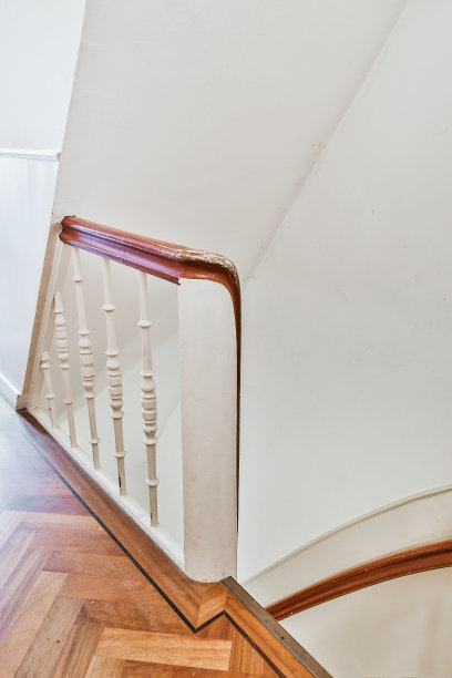 楼梯与经典的公寓栏杆图片下载