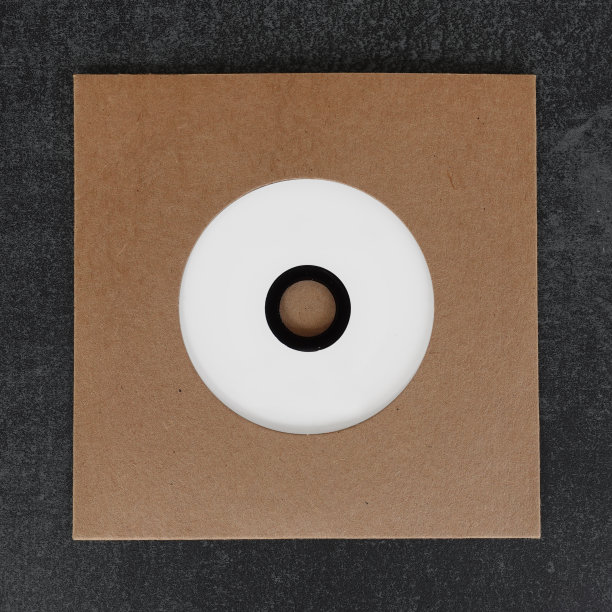 空白白色标签光盘CD在硬纸板封面图片下载