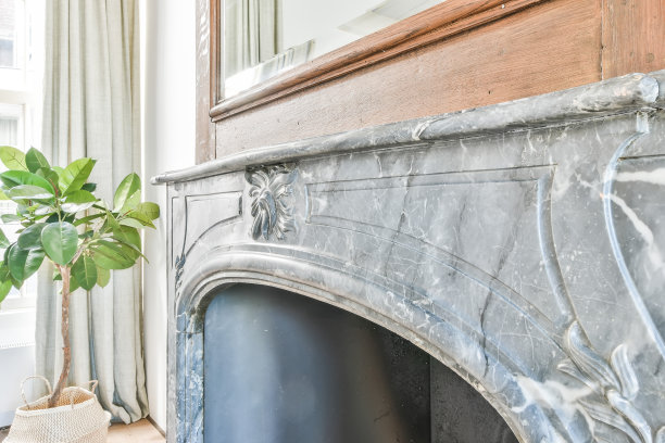 优雅的大理石壁炉下的镜子图片下载