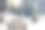 冬天，树木繁茂的公园里白雪覆盖的长凳。图片下载