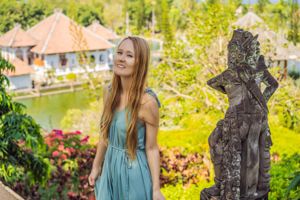 在印度尼西亚巴厘岛的水宫遗址，穿着衣服的年轻女子。神奇的老建筑。旅游及假期背景图片下载