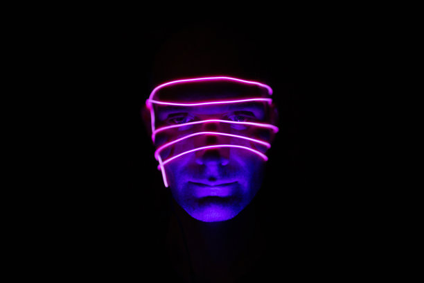 脸上有霓虹纹的男人肖像。赛博朋克和虚拟现实的概念。图片下载