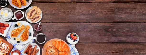 父亲节早午餐角落边界。在黑木横幅背景上的俯视视图。图片下载