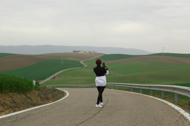 一名妇女在安达卢西亚的路上拍照图片下载