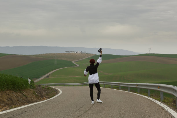 一名妇女在安达卢西亚的路上拍照图片下载