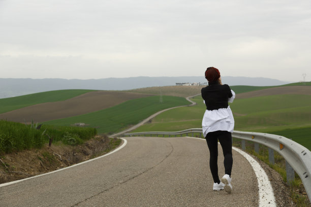 一名妇女在安达卢西亚的路上拍照图片下载