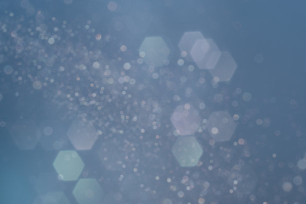 彩色复古灯光背景。银色，粉色，绿色和蓝色在闪光下散焦。图片下载