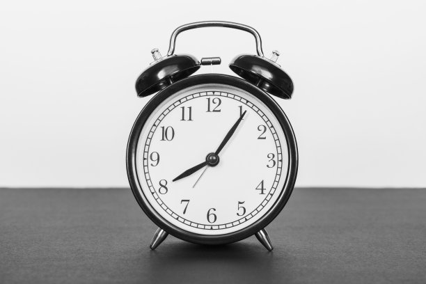 黑白背景的经典闹钟。时间的概念。图片下载