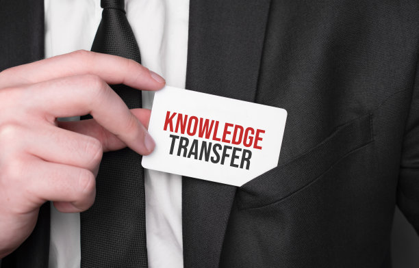 商人拿着一张带有文字的卡片转移知识图片下载