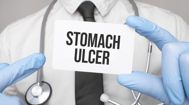 医生持胃溃疡证，医学观念图片下载