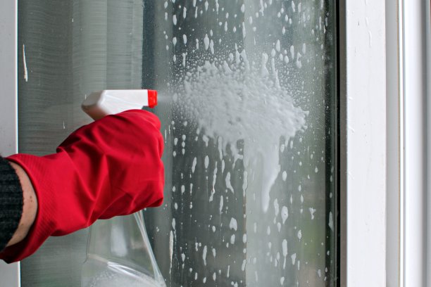 手戴手套擦窗户图片下载