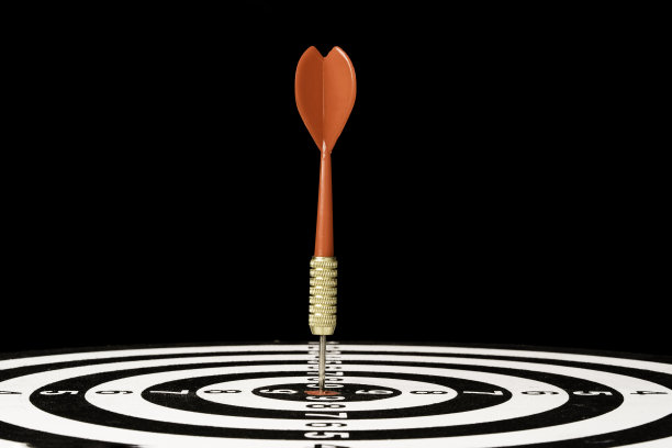 红色的飞镖箭击中了圆靶和目标在黑色的背景，设置目标和目标的商业投资的概念。图片下载