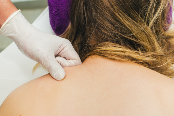 女人享受背部按摩库存照片图片下载